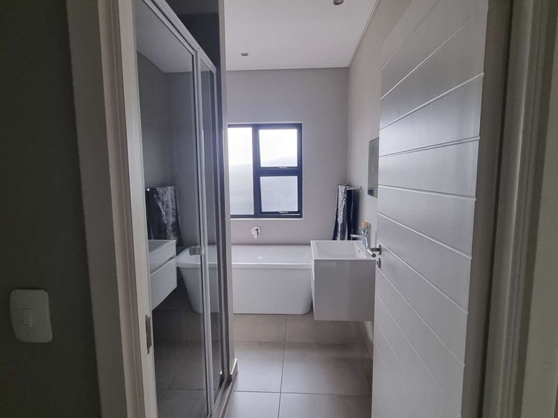 Modern 3-Bedroom Home with Outdoor Jacuzzi in a Prestigious Olivedale Estate - Photo 10