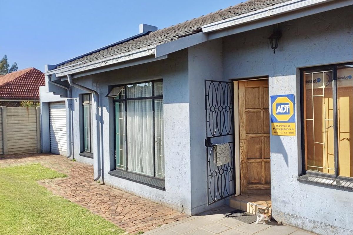 Three Bedroom House For Sale! - Photo 2