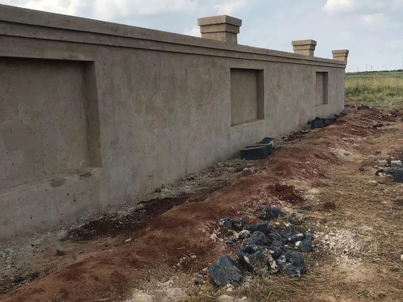 Land with secure & sturdy boundary walls - Photo 4