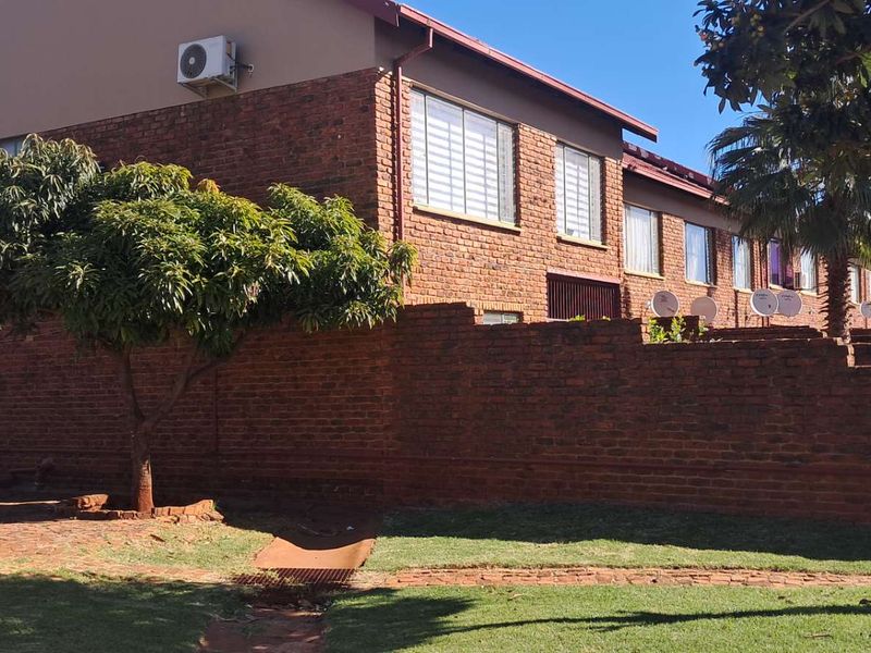 3 BEDROOM APARTMENT - Photo 2