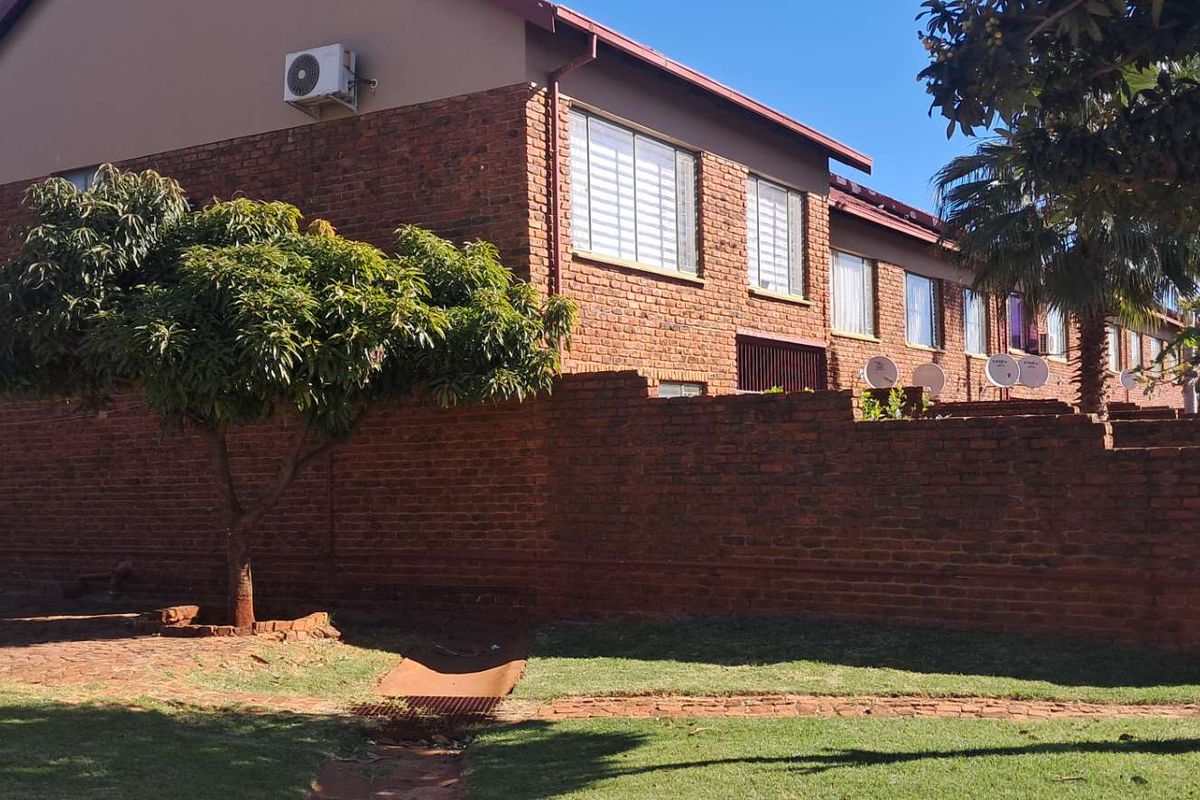 3 BEDROOM APARTMENT - Photo 2