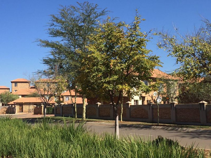 3 bedroom duplex unit in Hazeldean, Pretoria - Photo 2