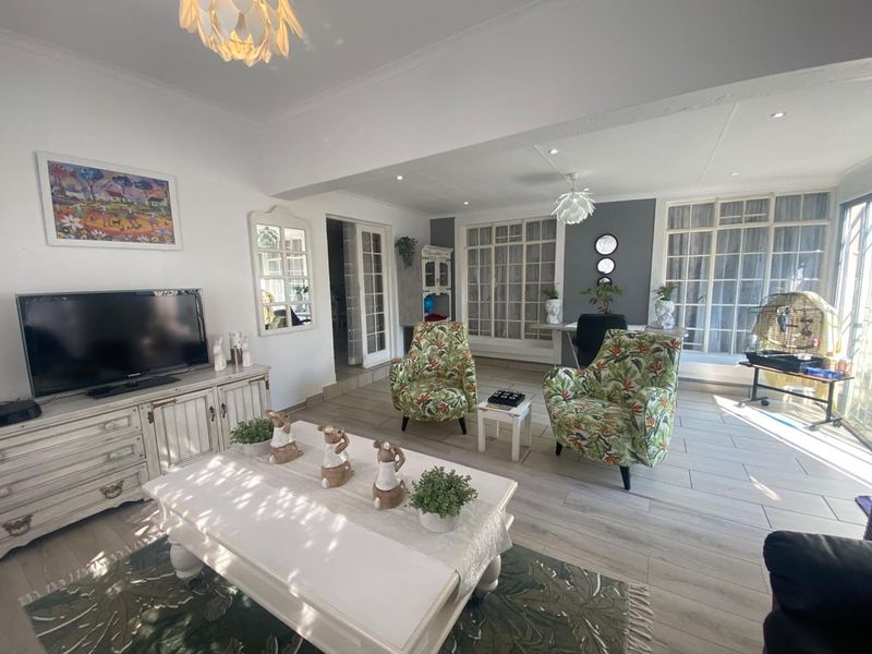 Three Bedroom House for Sale - Photo 10