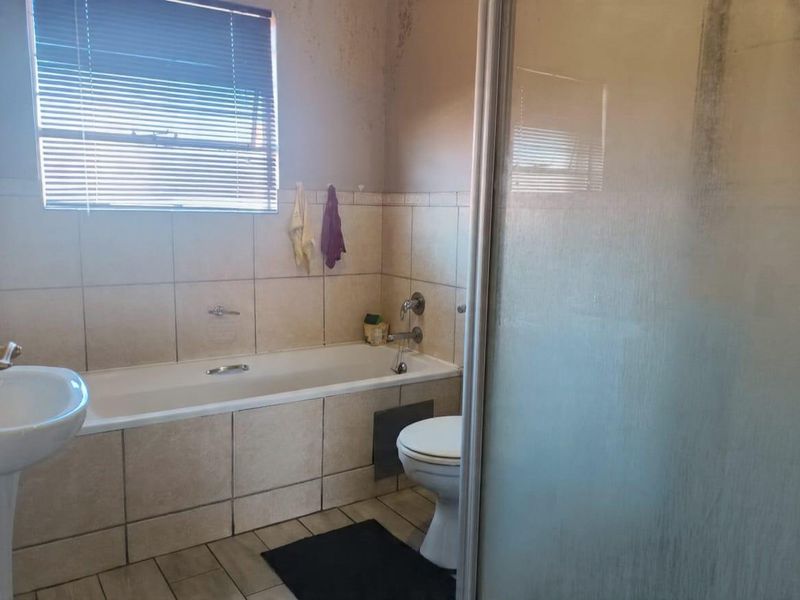 2 beds spacious unit, with cover patio +24hour security - Photo 5