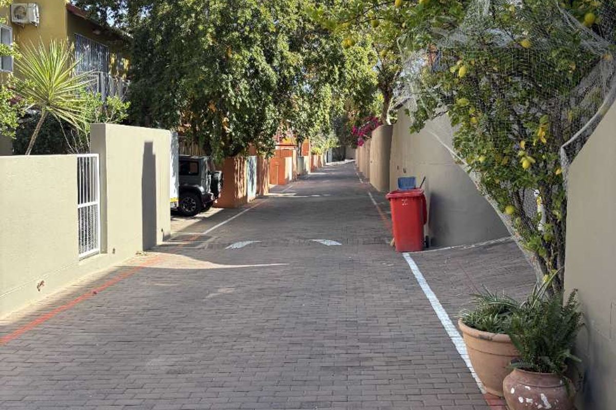 Modern 3 bedroom Townhouse for Sale in Ludwigsdorf, Windhoek - Photo 2