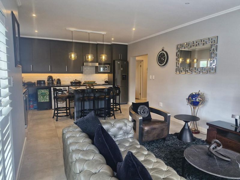 Sleek and modern 2 bedroom apartment in secure quiet complex - Photo 5