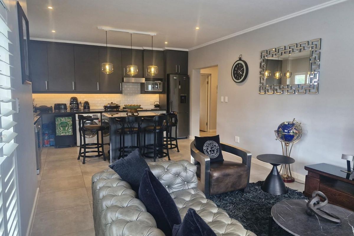 Sleek and modern 2 bedroom apartment in secure quiet complex - Photo 5