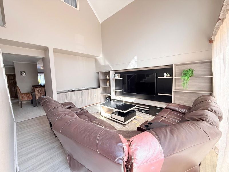 Luxurious Comfort: Spacious Bedrooms & Inviting Lounge! - Photo 7