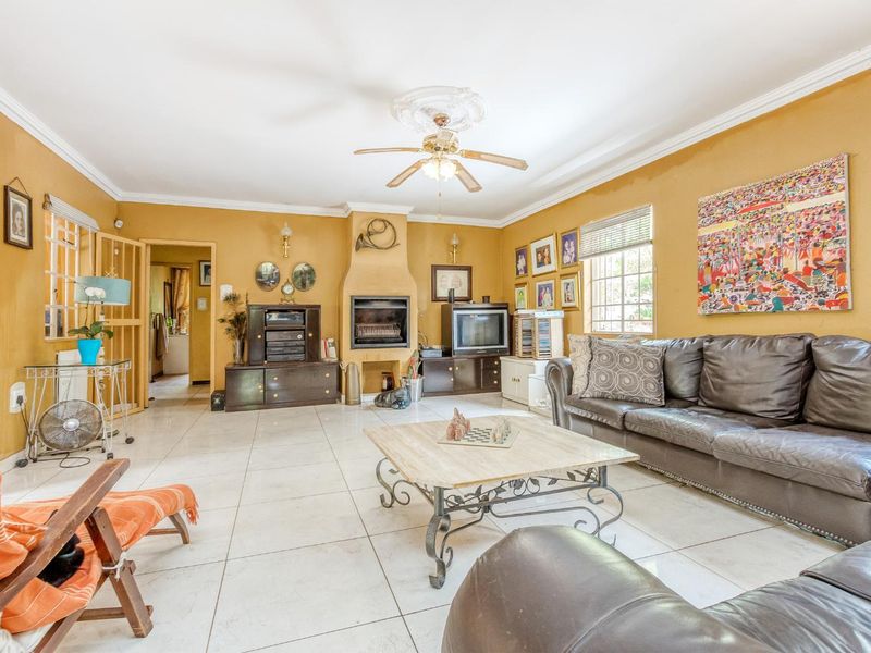 Peaceful Country Living: Two-Bedroom Home with Pool & Two One-Bedroom Cottages! - Photo 7