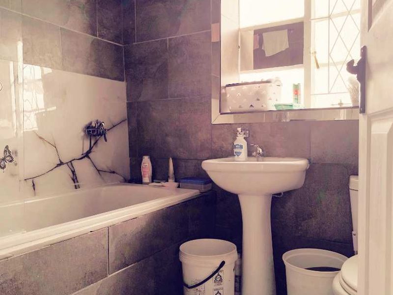 CALLING ALL INVESTORS - STUNNING SPACIOUS APARTMENT !! - Photo 10