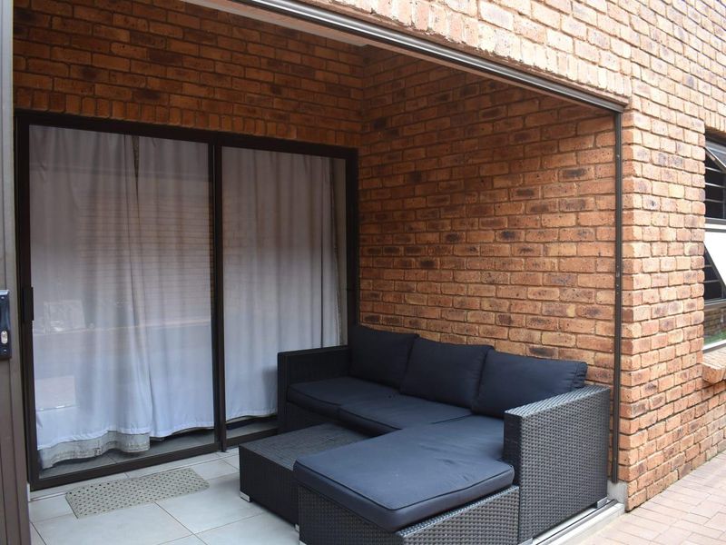 Popular complex - ground floor unit - Photo 3