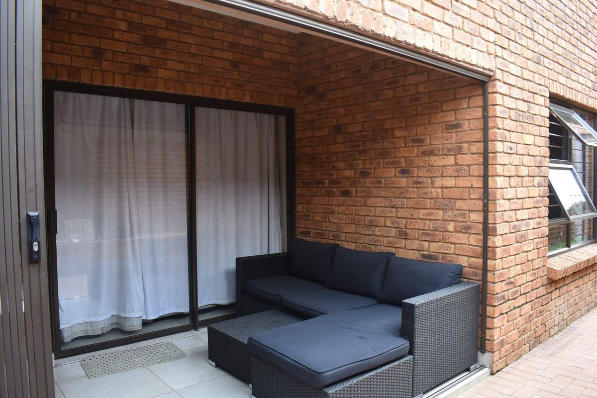 Popular complex - ground floor unit - Photo 3