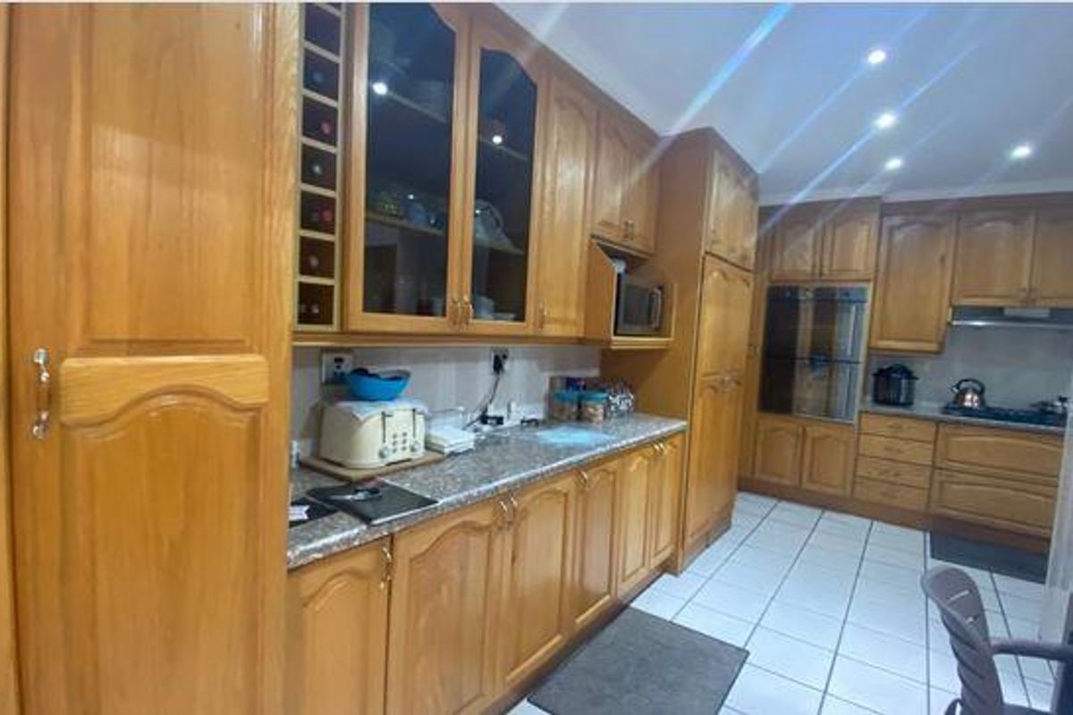 First Class Hidden Jewel - Photo 4