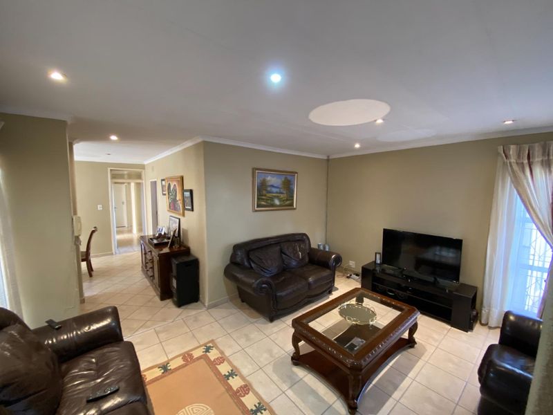 Cul-de-Sac Gem: 3 Bed Home + Flatlet - Photo 3