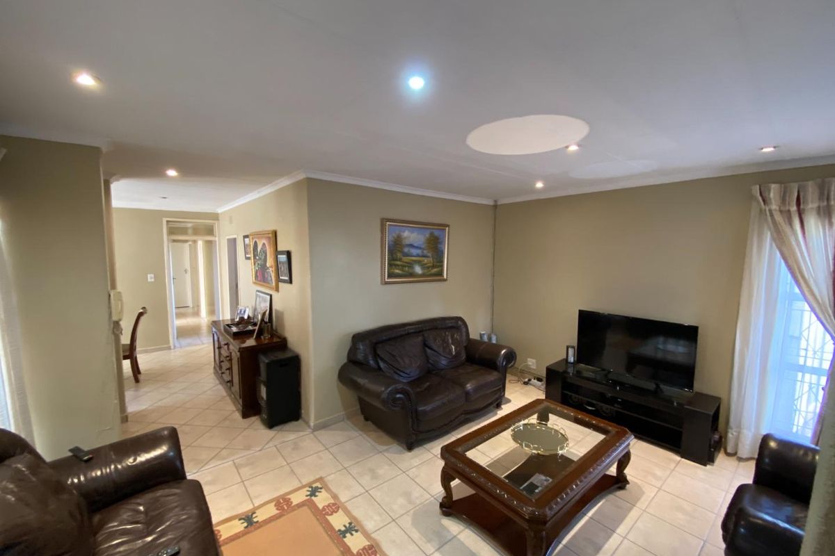 Cul-de-Sac Gem: 3 Bed Home + Flatlet - Photo 3