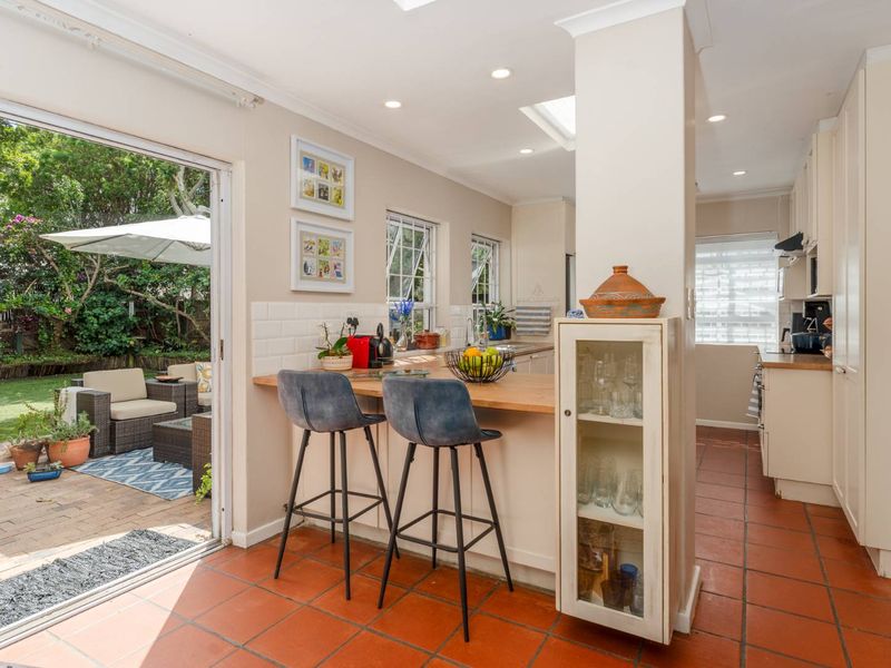 Light & Bright Mediterranean Inspired Living - Photo 6