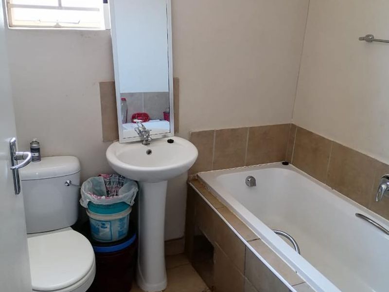 Charming 2-Bedroom Home in Peaceful Palm Ridge! - Photo 4