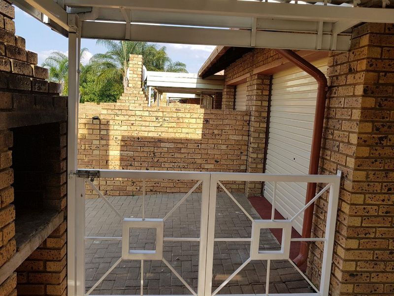TWO BEDROO TOWNHOUSE AVAILABLE IN MAGALIESKRUIN : 1 SEPTEMBER 2026 - Photo 7
