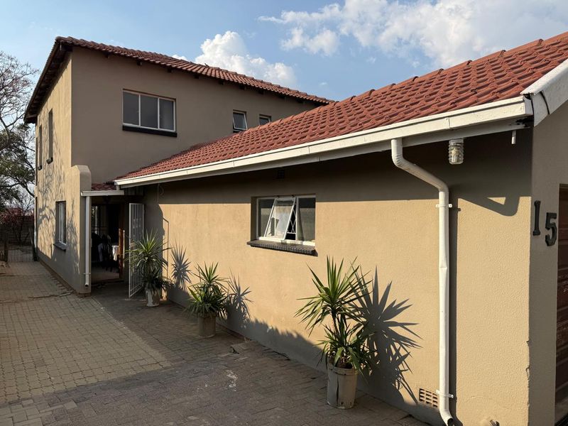 Double story 4 bedrooms and 3 bath home - Photo 2