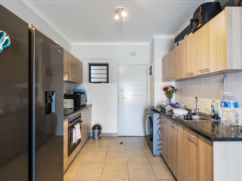 Secure ground floor estate living - Photo 9