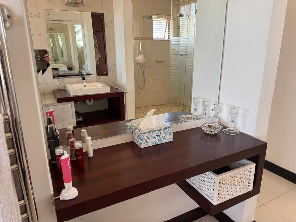 Main bedroom en-suite bathroom 