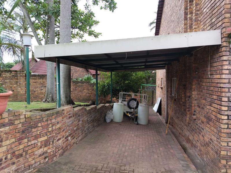 Family home with work from home facilities - Photo 4