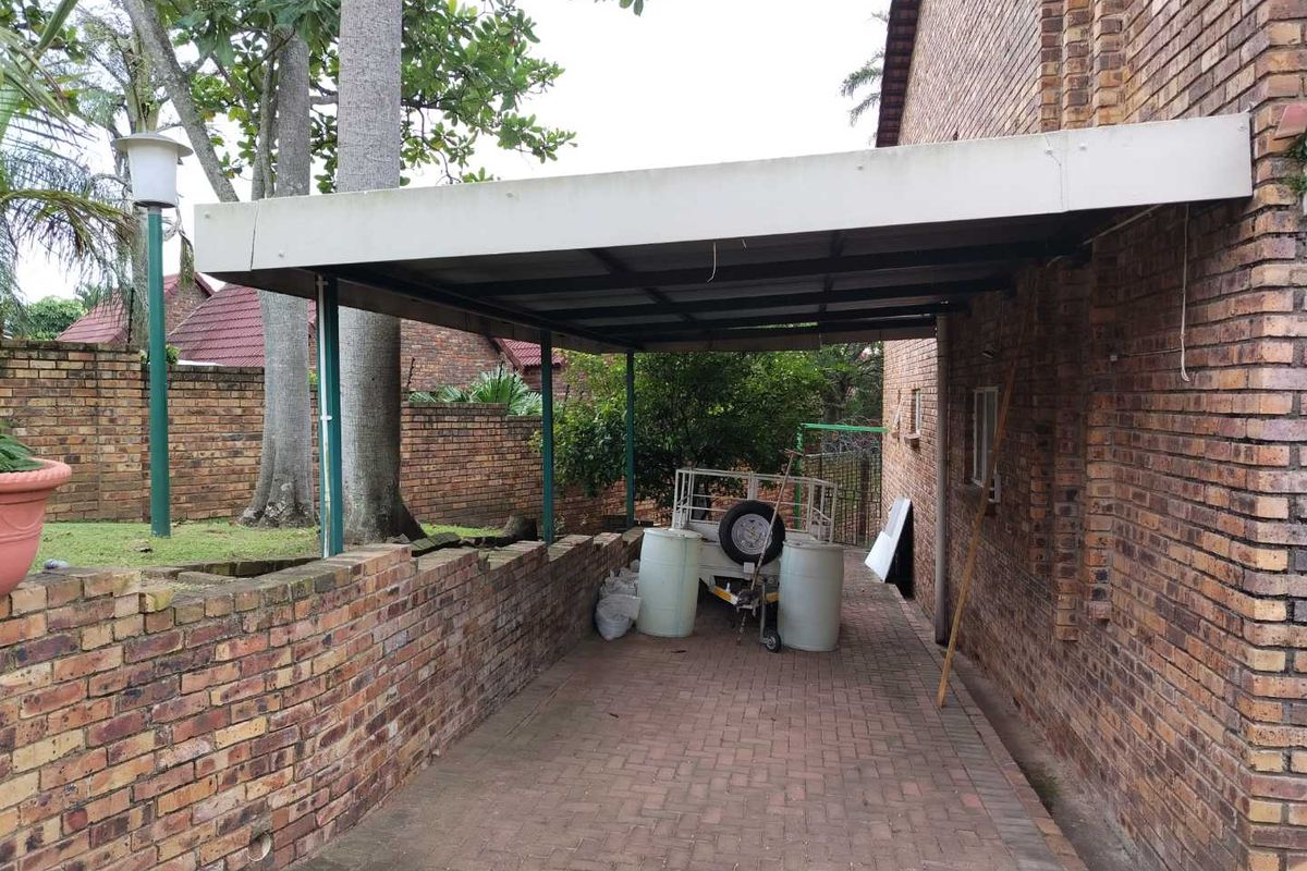 Family home with work from home facilities - Photo 4