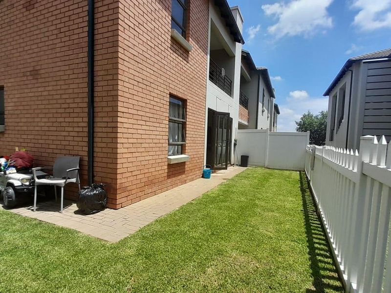 Stunning ground floor townhouse in pomona - Photo 2