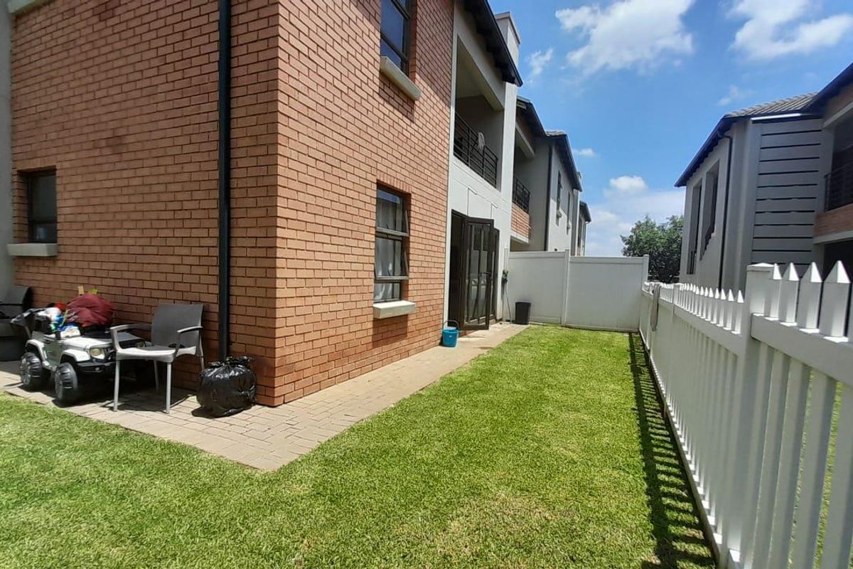 Stunning ground floor townhouse in pomona - Photo 2