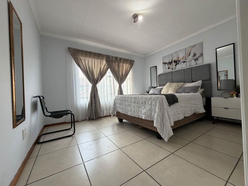 Modern 2-Bedroom First-Floor Apartment To Let in Malachite Mews - Photo 10