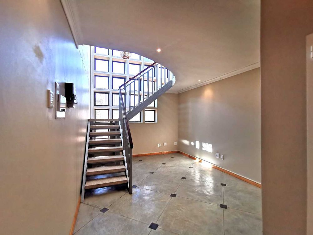 STAIRCASE GOING DOWN FROM THE 1ST FLOOR TO THE GROUND FLOOR WHERE THE 2 BEDROOM AND THE ENTERTAINMENT AREA IS 