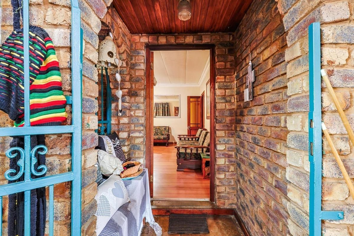 Spacious Family Home with Flatlet - Photo 4