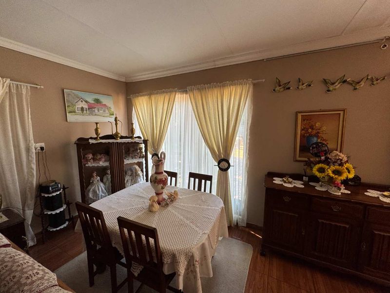 Family Home with 2 Flatlets for Sale - Photo 6