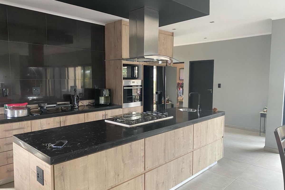 Beautiful Home For Sale in Palm Lakes Estate - Photo 2