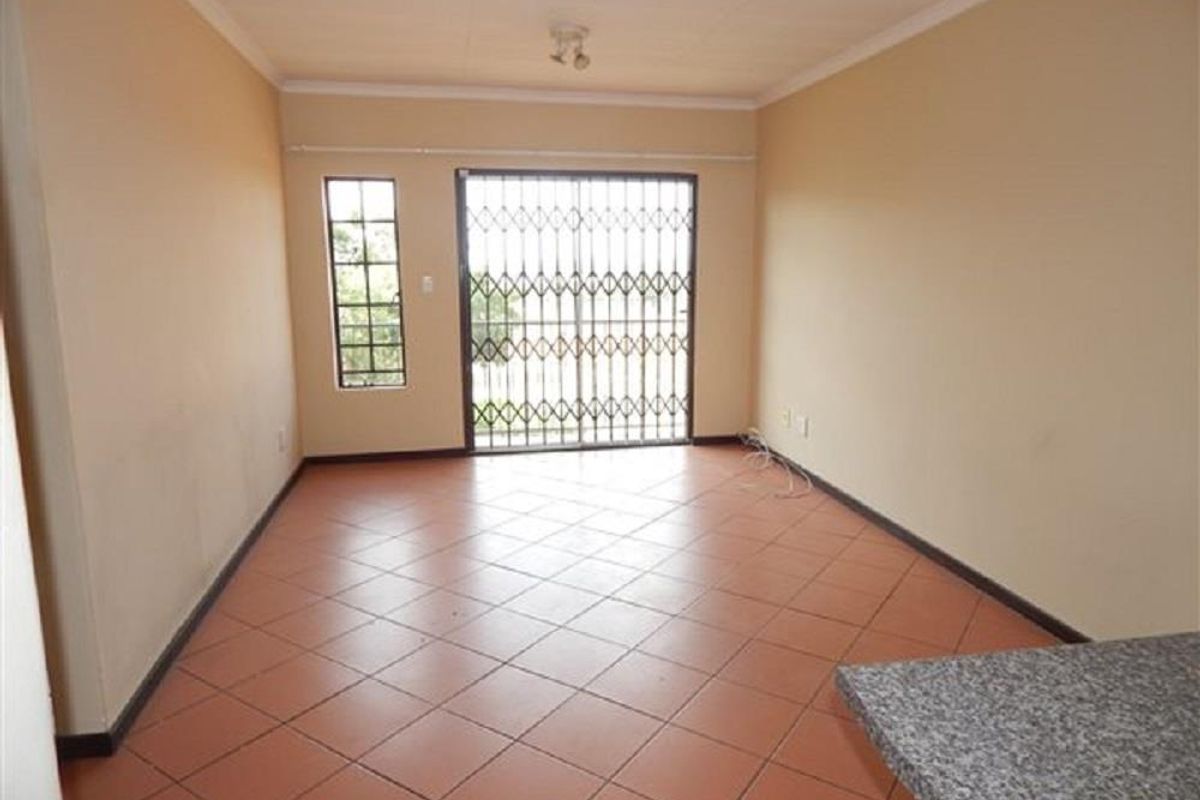 Modern 2 bedroom top unit in Mooikloof Ridge - Photo 2