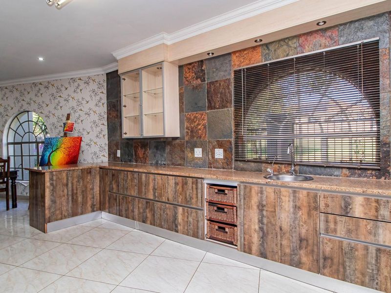 Your Dream Home Awaits in Sought-After La Como Lifestyle Estate! - Photo 4