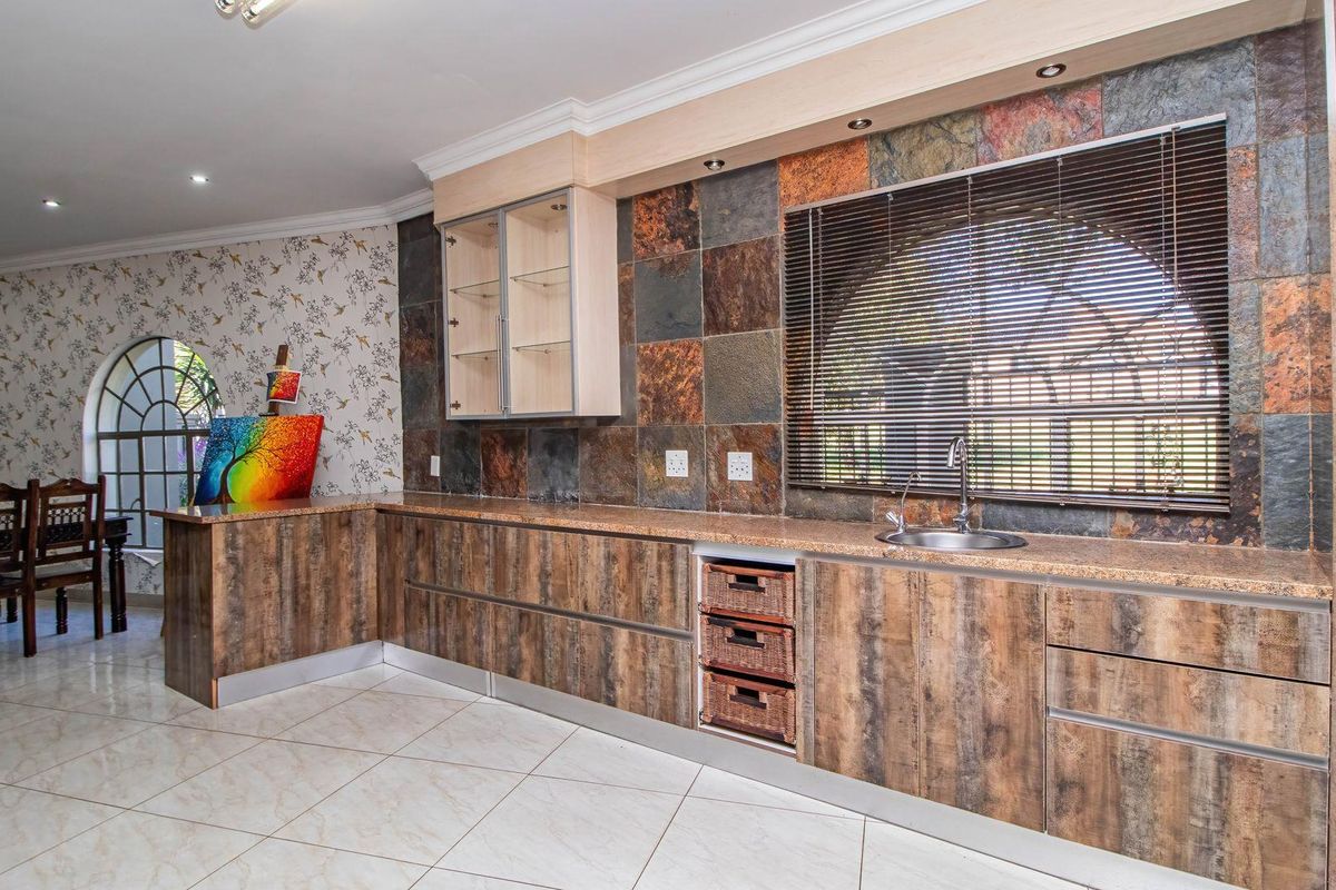 Your Dream Home Awaits in Sought-After La Como Lifestyle Estate! - Photo 4