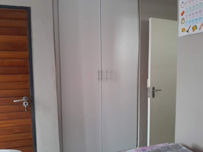 Neat 3 Bedroom Double story home - Photo 10