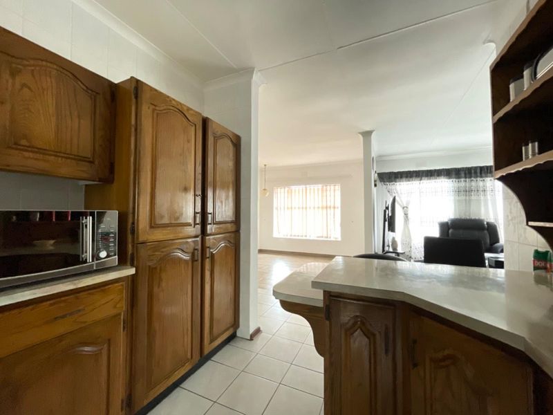 Spacious Cluster With Private Garden & Double Garage - Photo 4