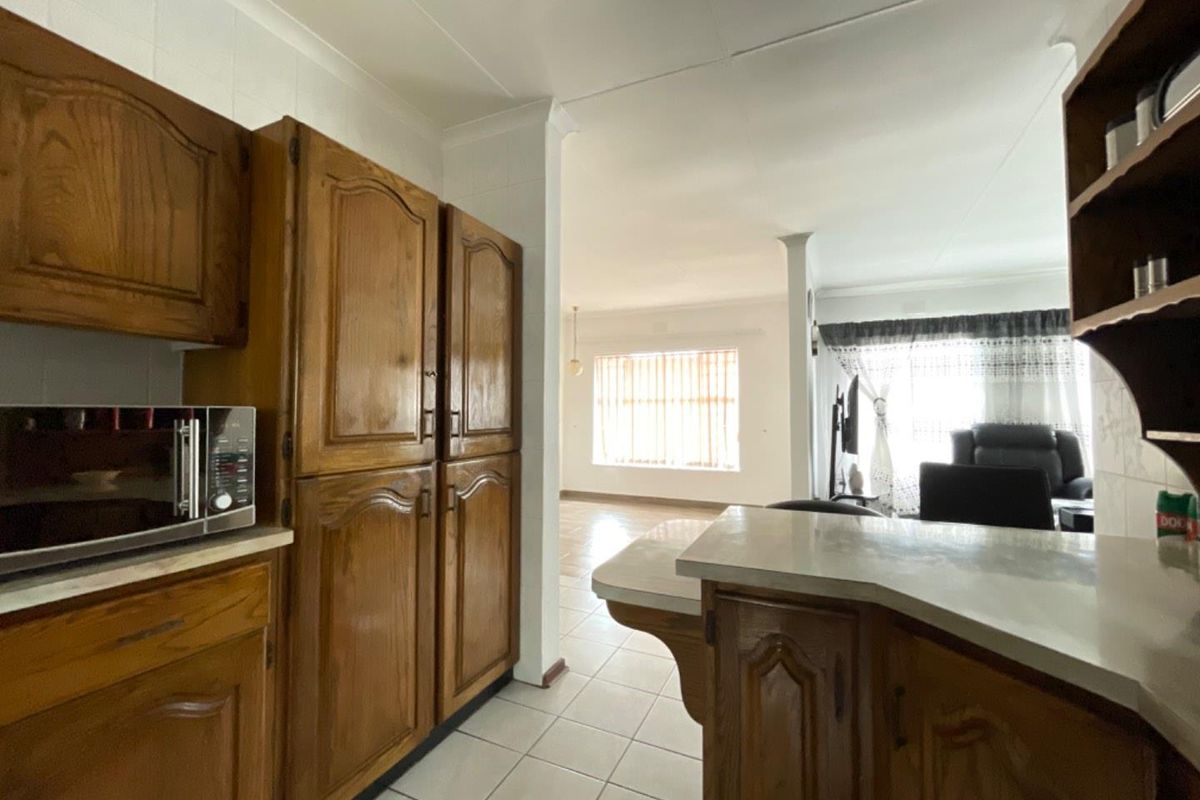 Spacious Cluster With Private Garden & Double Garage - Photo 4