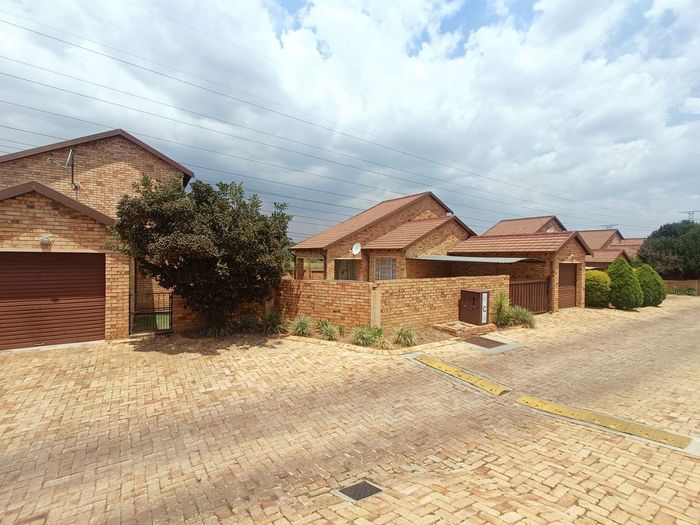 Property #2473783, Townhouse Pending Sale in Rooihuiskraal North