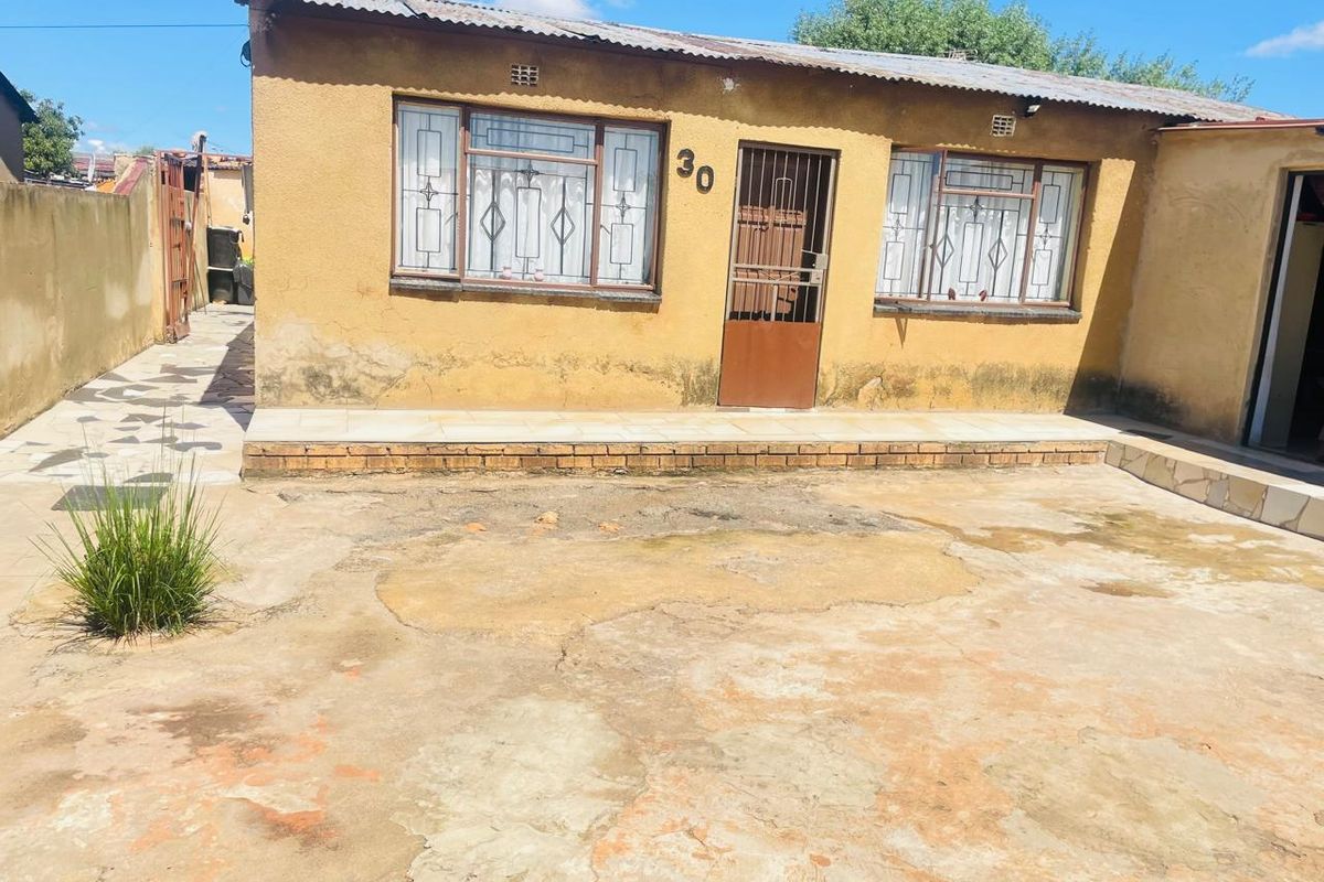 2 Bedroom House and 5 Outside Rooms - Photo 2