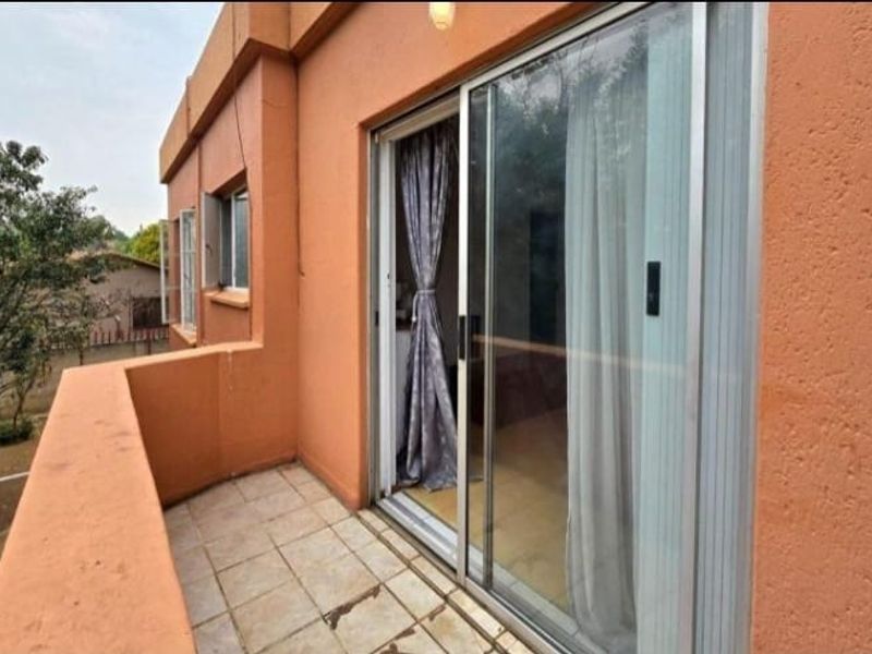 3 Bedroom Townhouse for Sale in Brackendowns -Alberton - Photo 2