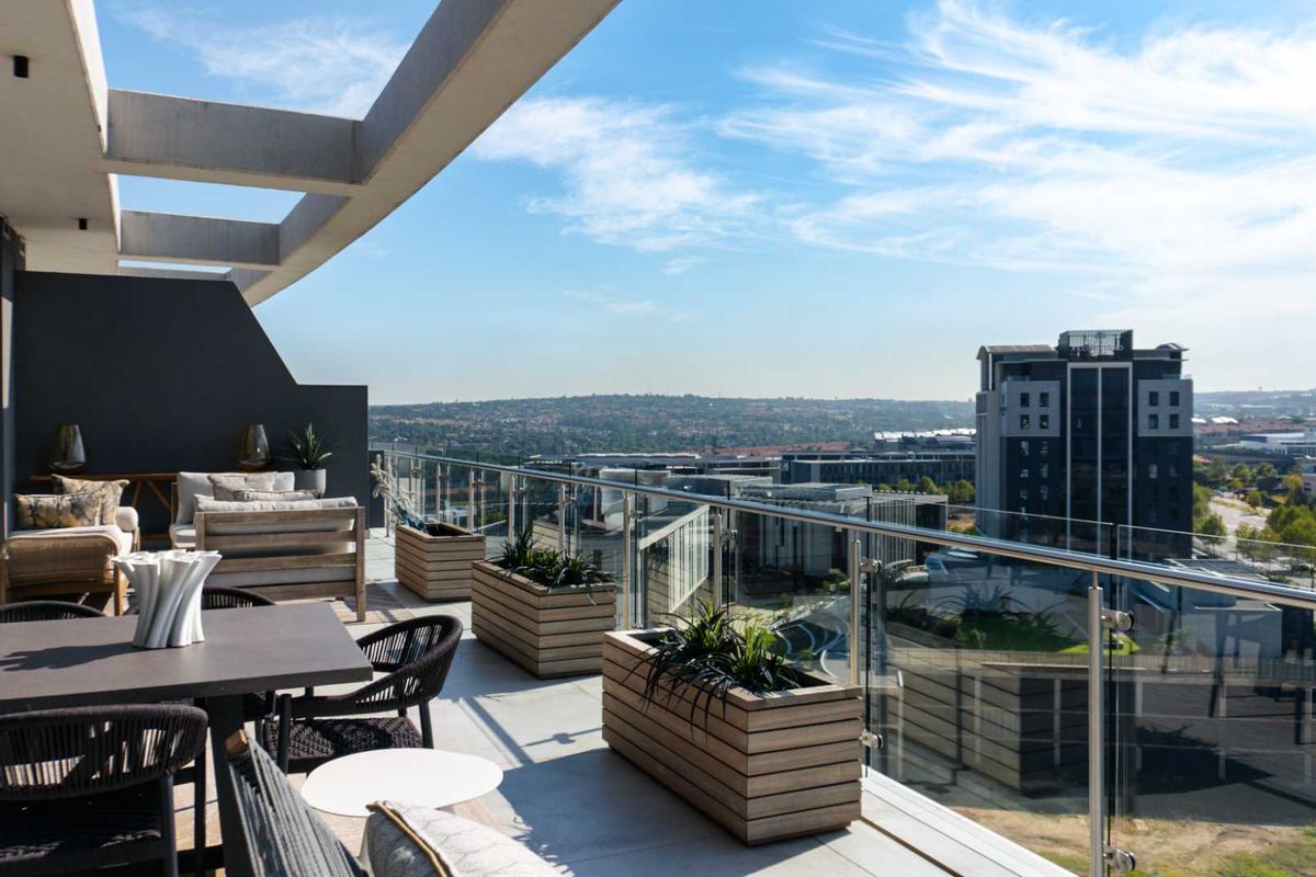 Exquisite Penthouse Oasis - Photo 3