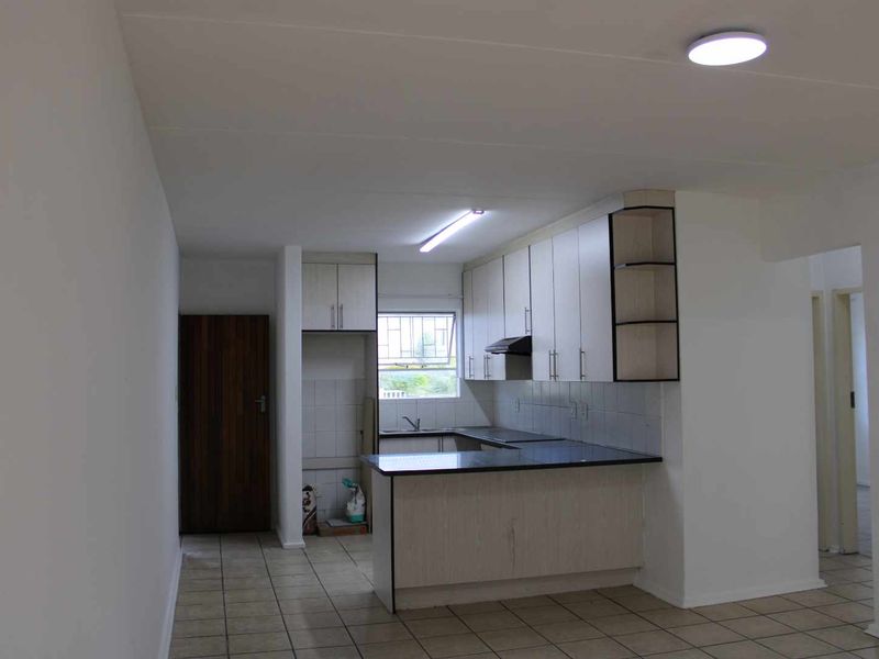 Garden Apartment Close to Mall of Africa - Photo 4