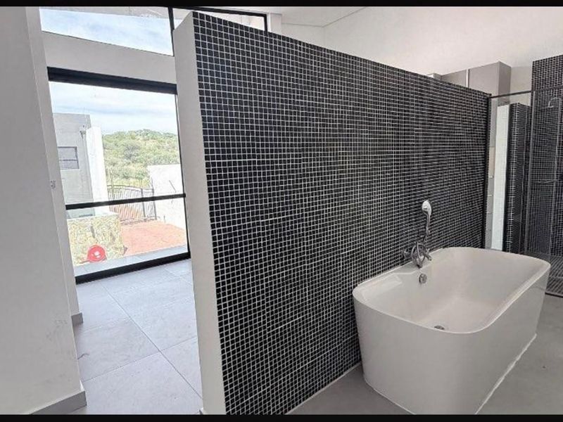 LUXURIOUS 3 BEDROOM PENTHOUSE TO LET IN THE WELL-SOUGHT AFTER AUASBLICK NEIGHBORHOOD - Photo 1