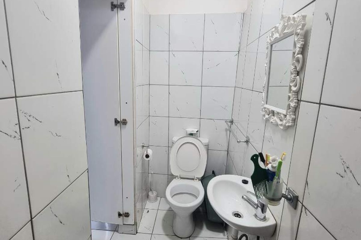 HOUSE & BAR FOR SALE IN HAKAHANA - Photo 5