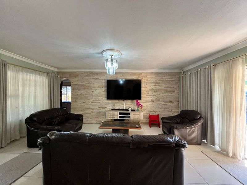 A Sunny Family Home with a pool in The Wolds, Pinetown - Photo 8