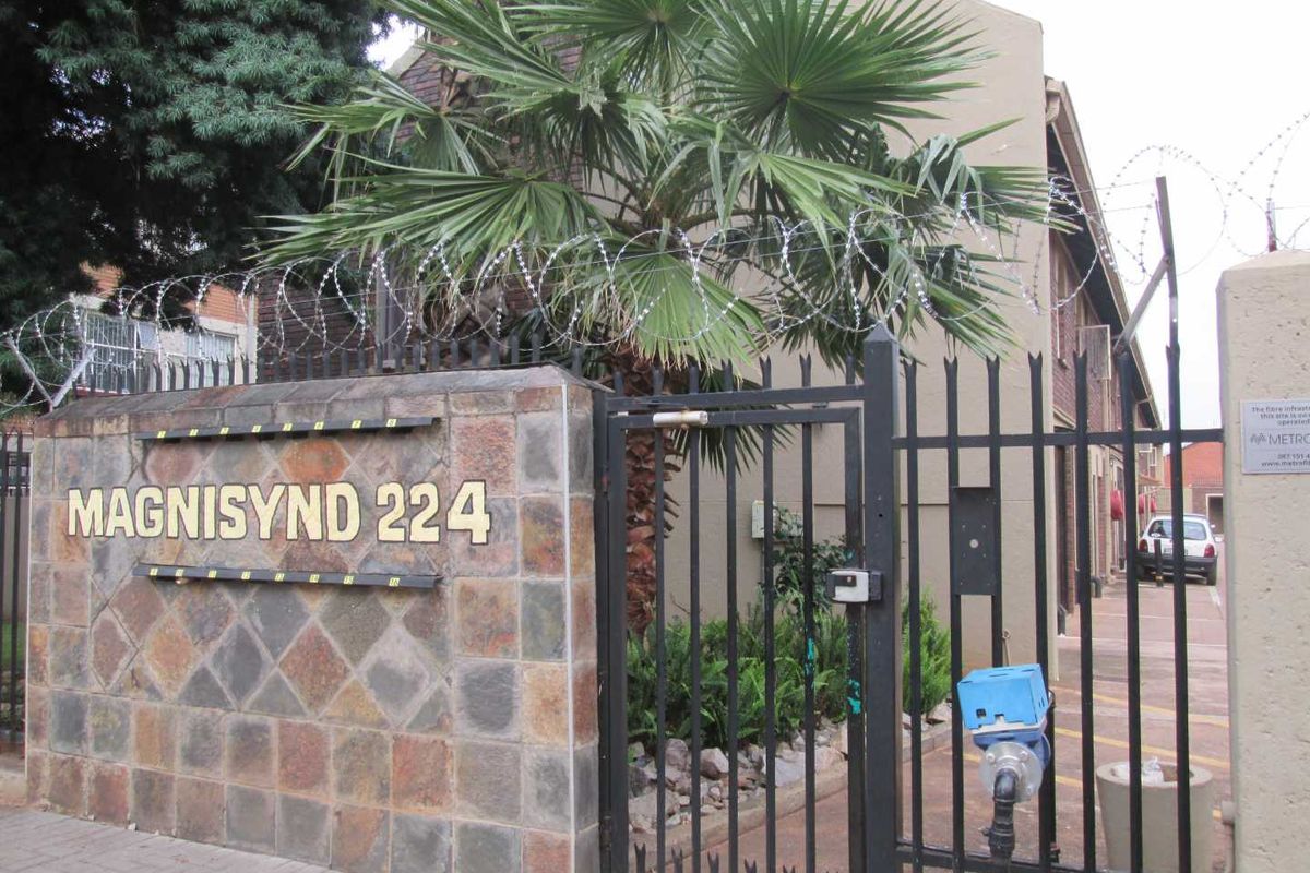 VERY BEAUTIFUL, NEAT AND CLEAN [3] BEDROOMS DUPLEX FOR SALE IN PRETORIA NORTH  [ BARGAIN ] - Photo 3