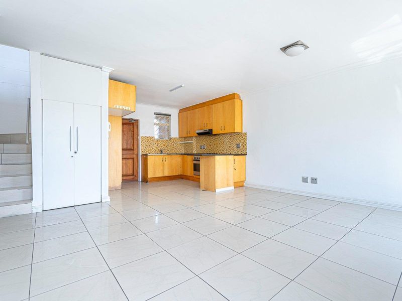 Entertain in Style: Luxurious Penthouse with Rooftop Retreat - Photo 10